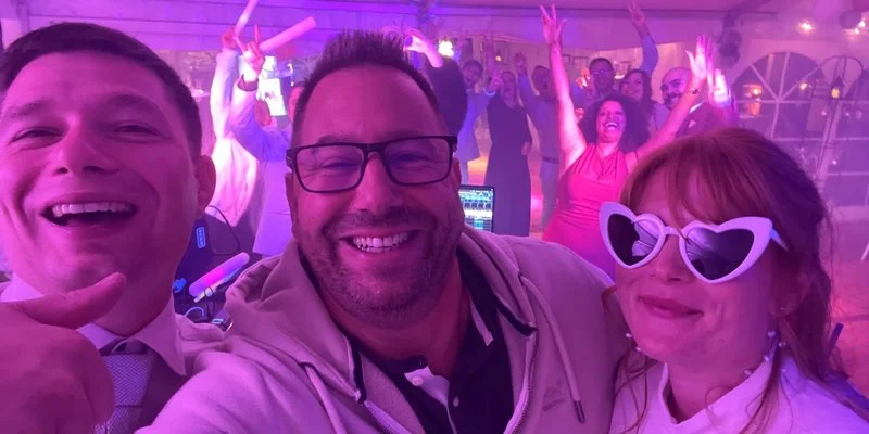 Alexa und Sebastian aus 61169 Friedberg haben mit DJ Alex Barnett Hochzeit gefeiert!